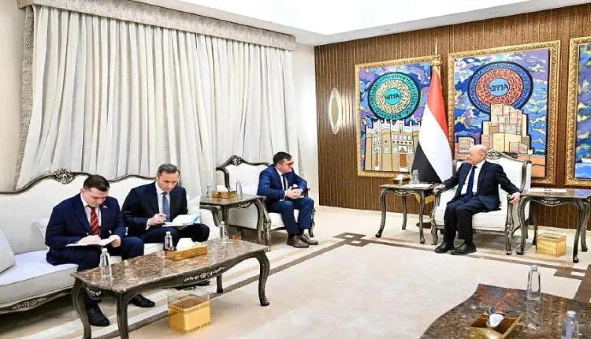 رئيس مجلس القيادة يشيد بالتطور المستمر في العلاقات اليمنية الروسية