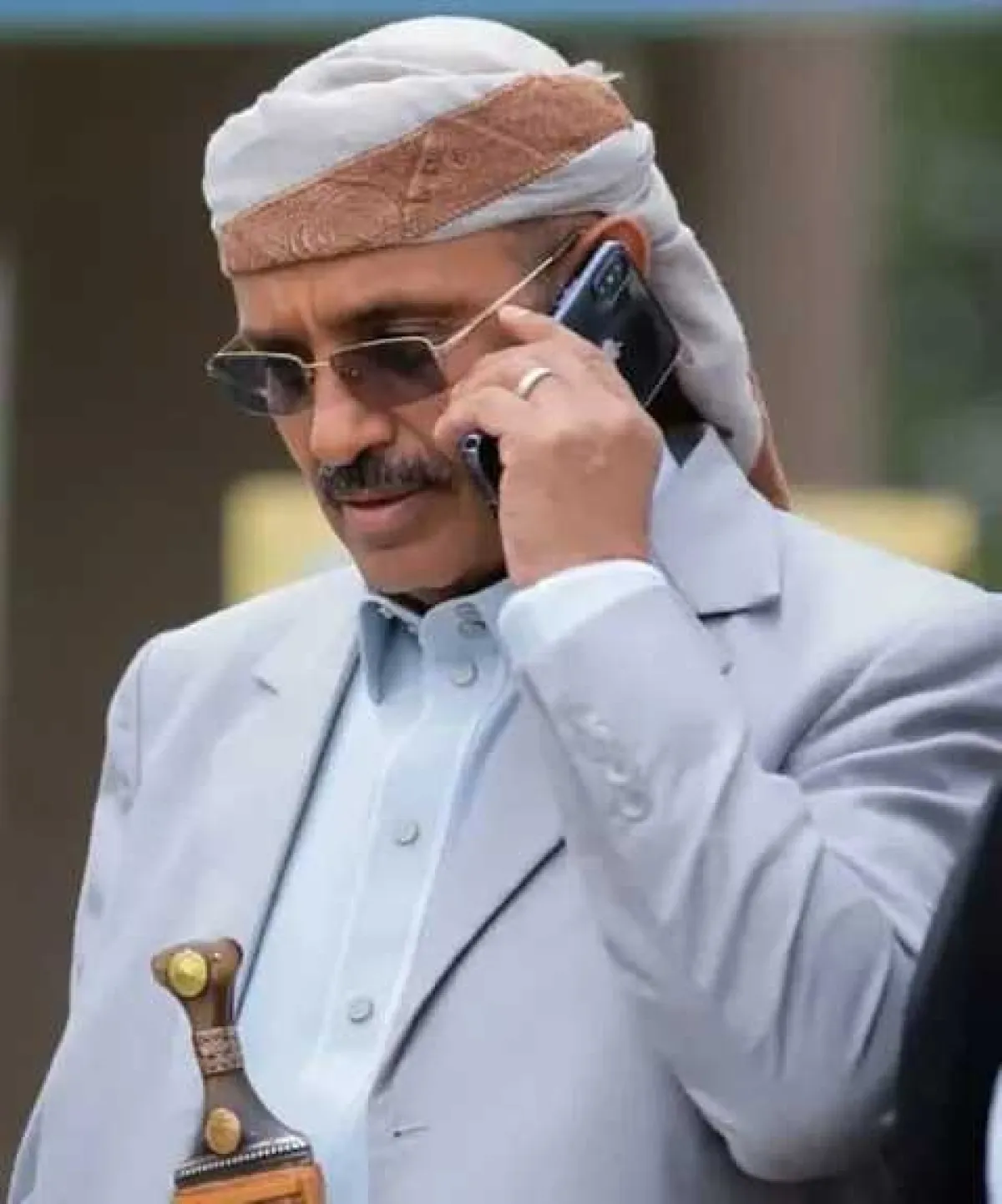 الحوثيون يتهمون سلطان السامعي بإرسال عدد من افراد أسرته إلى أمريكا للحصول على “الغرين كارد”