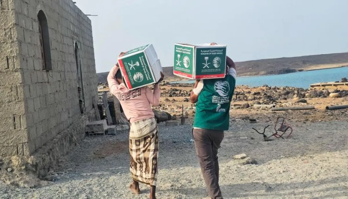 مركز الملك سلمان للإغاثة يوزع 6 طن من السلال الغذائية الطارئة في جزيرة ميون