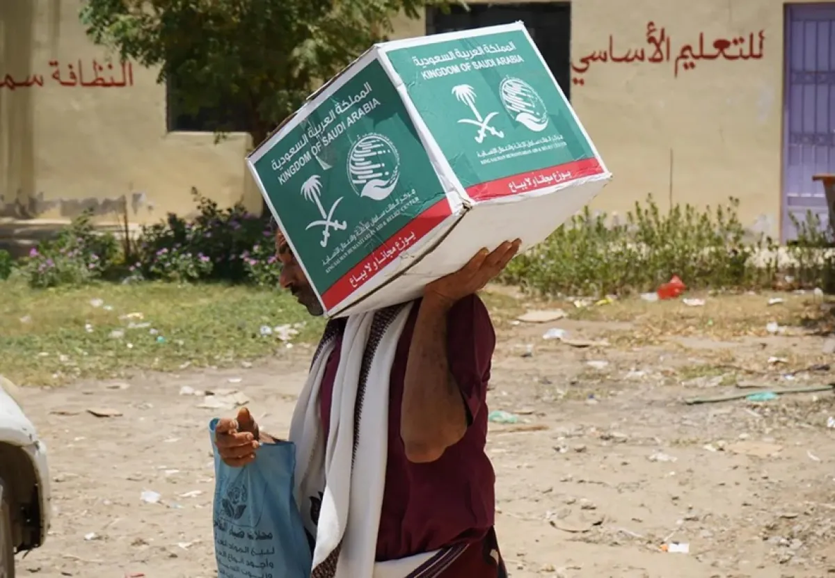 مركز الملك سلمان يوزع 6 أطنان مساعدات غذائية طارئة في جزيرة ميون اليمنية