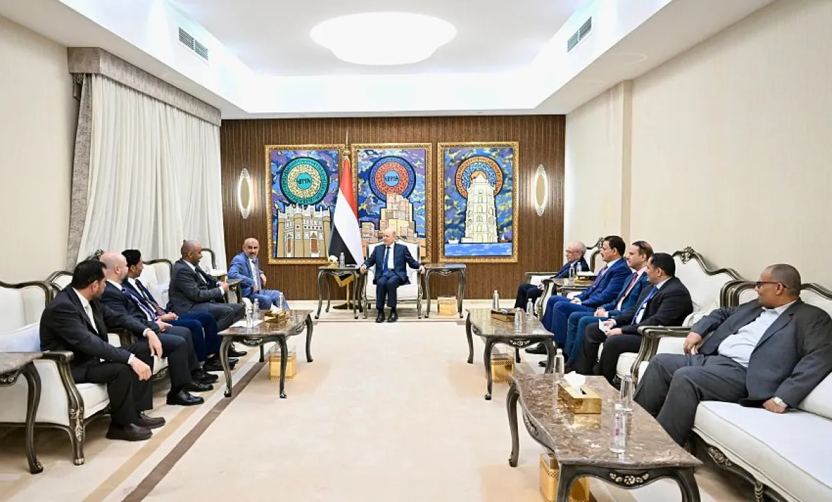 العليمي يتلقى إحاطة حول اتفاق الإفراج عن 1750 محتجزاً ويشدد على استكمال الملف الإنساني