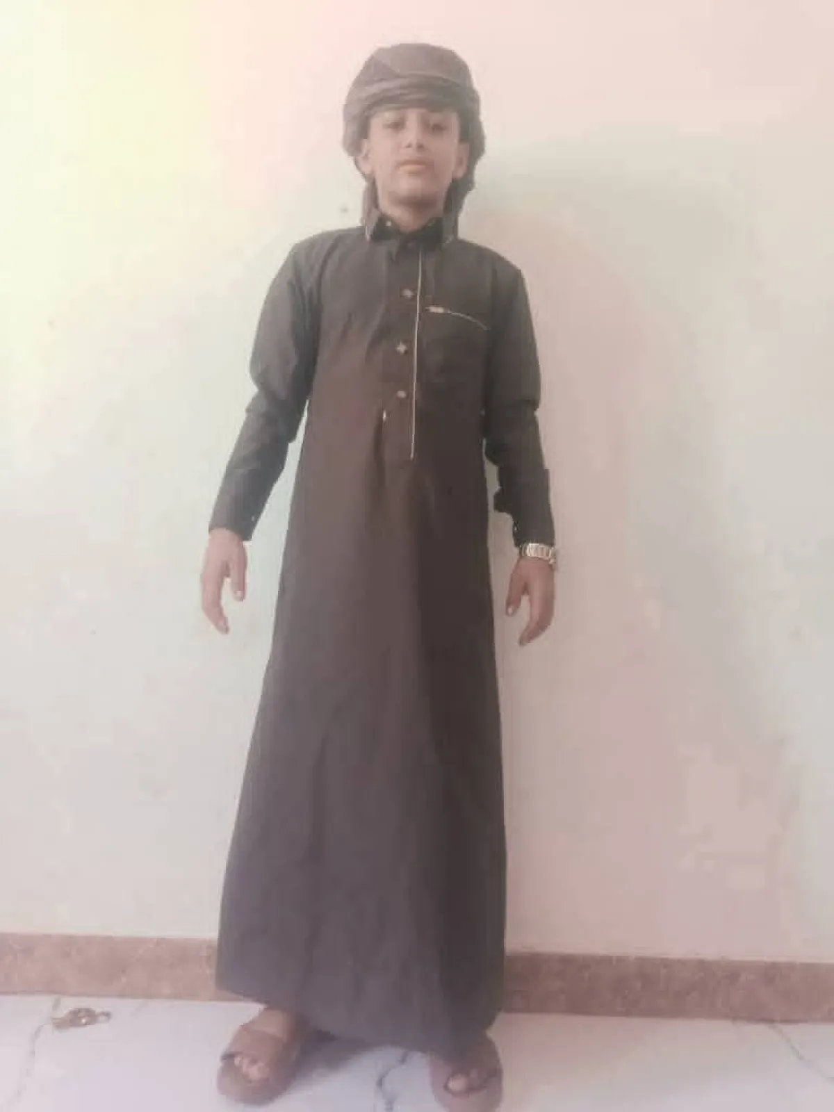 شاهد صورة الطفل المختطف في قعطبة بعد عودته إلى أسرته والقبض على الخاطفين 