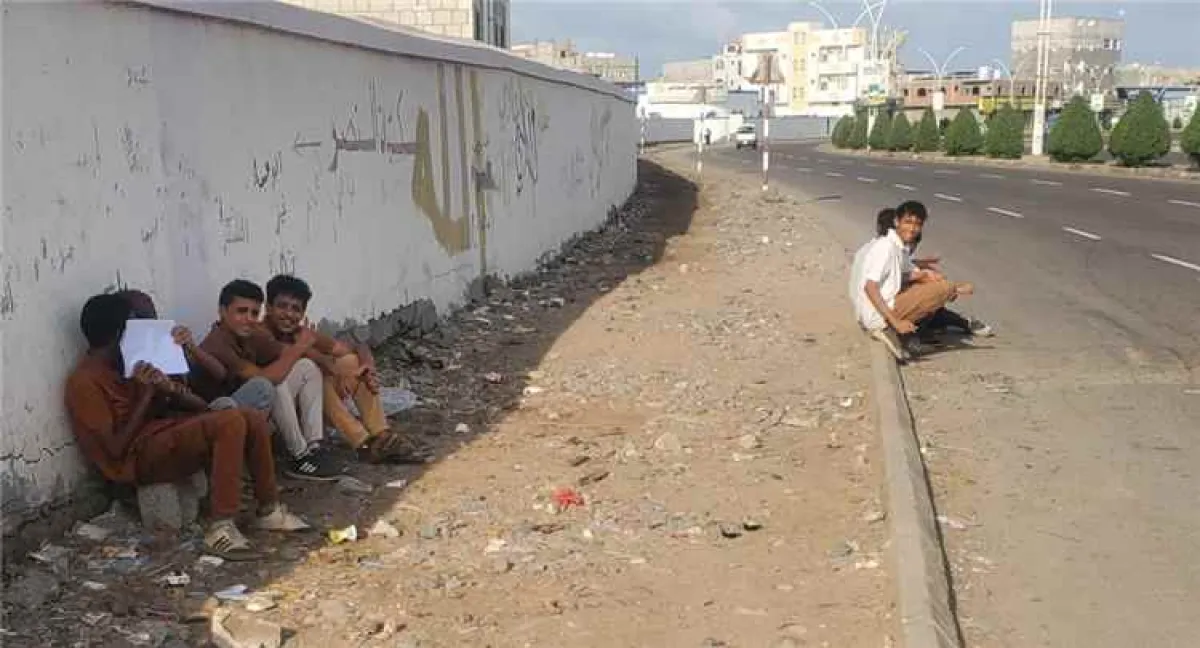 طلاب النصر في عدن : رحلة معاناة يومية على قارعة الطرق