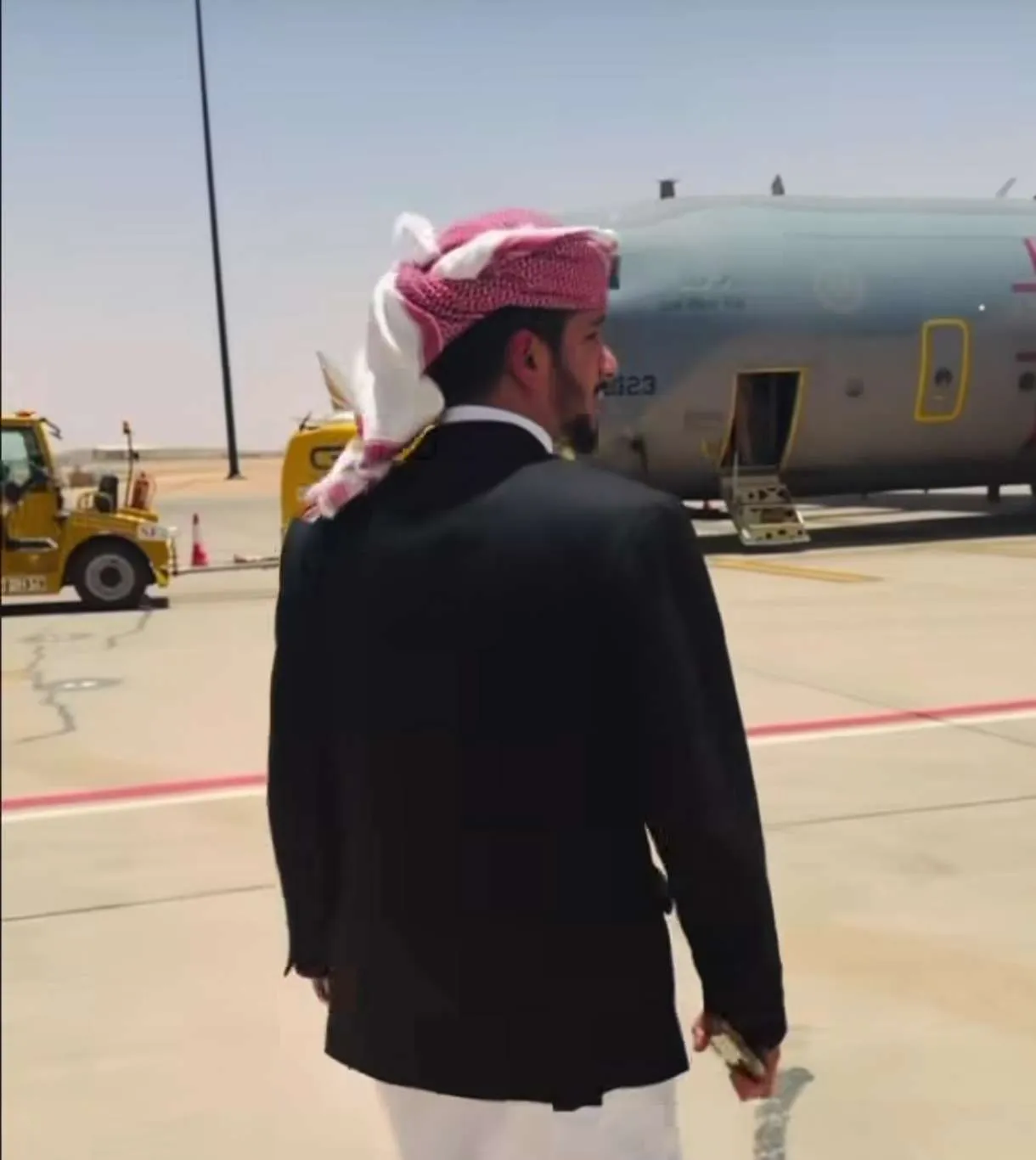 خطاب باراس يعود الى عدن على متن طائرة عسكرية سعودية