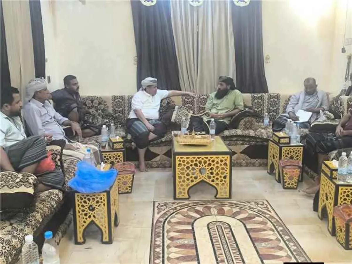 لقاء ودي يجمع بين قائد المنطقة العسكرية الرابعة ووضاح الحالمي