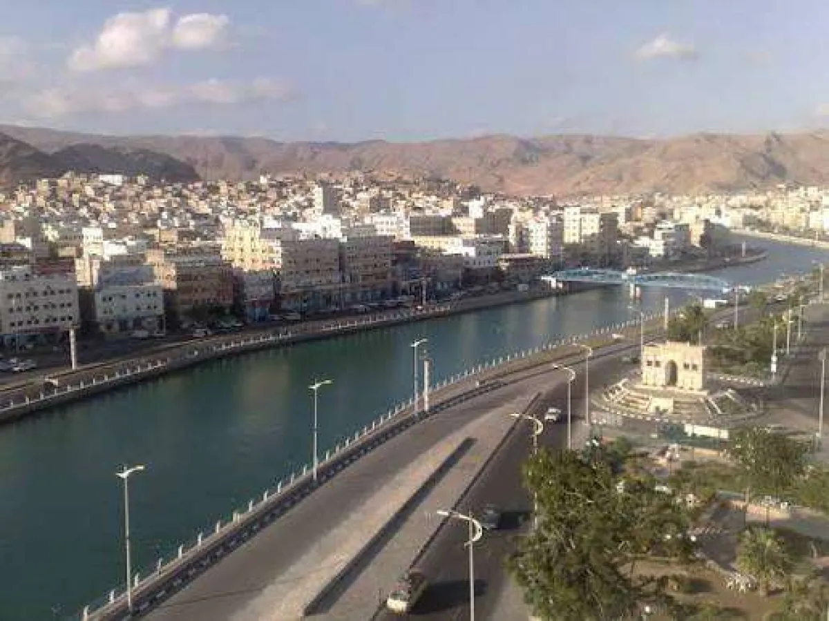 تسليم شابة جامعية الى شرطة المكلا بسبب ان اسرتها لاتستطيع ان تصرف عليها