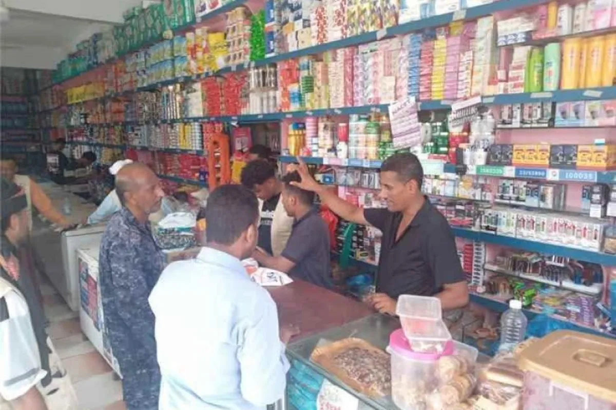 نزول ميداني للصناعة بساحل حضرموت يغلق محال مخالفة وضبط مواد منتهية ومقلدة