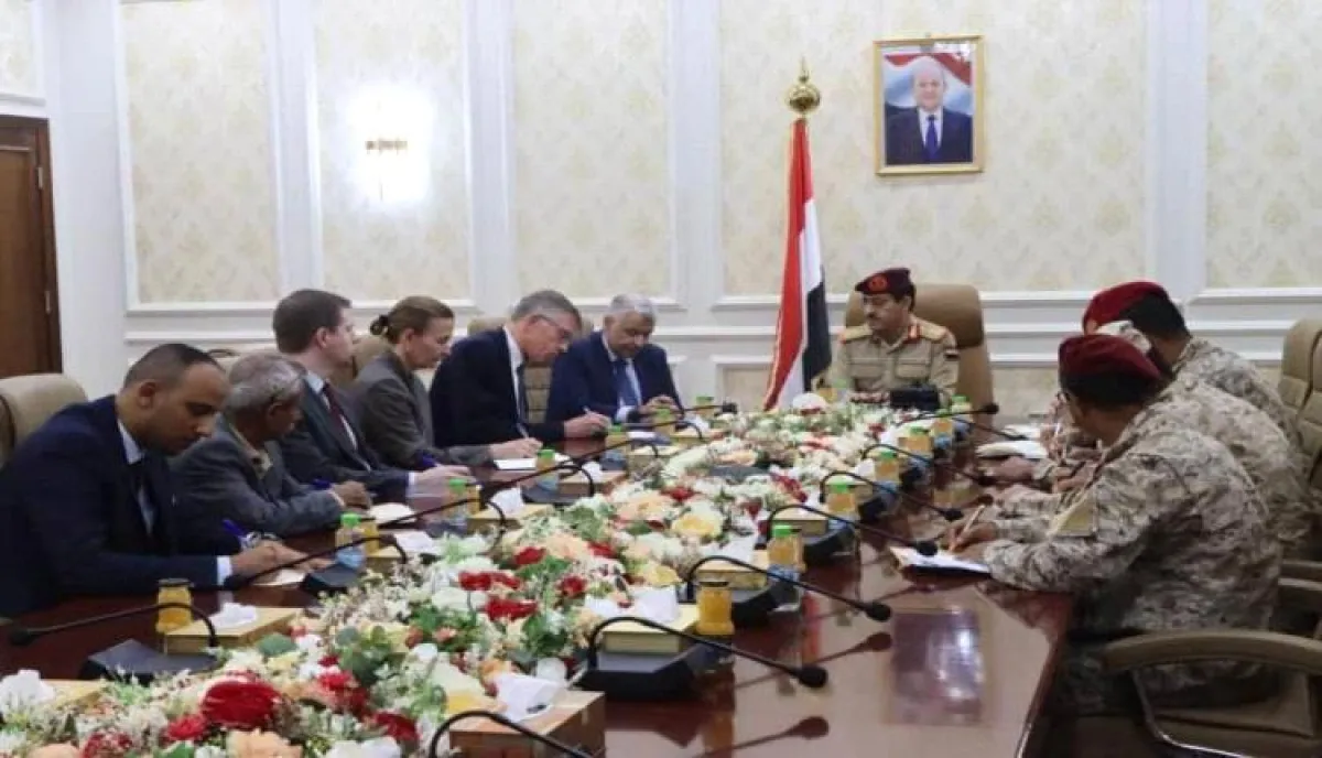 وزير الدفاع يحذر الأمم المتحدة: الحوثيون قنبلة موقوتة.. ويكشف تنسيقاً خطيراً مع القاعدة وداعش