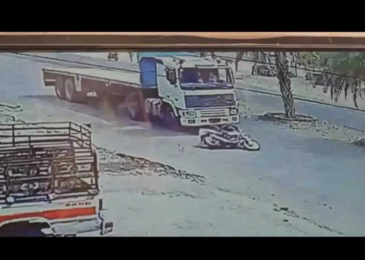 شاهد.. نجاة سائق دراجة نارية بأعجوبة من الدهس تحت شاحنة كبيرة في الحديدة (فيديو)