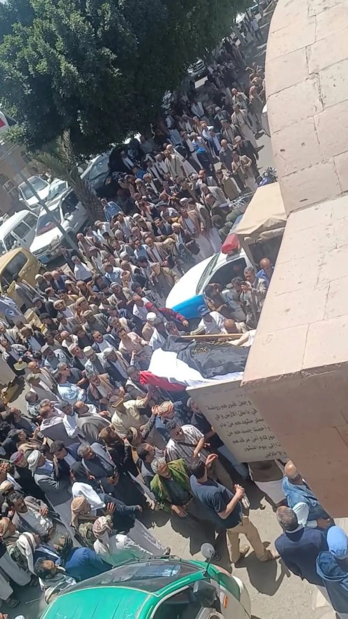 تشييع جثمان الفقيد حاتم أبو حاتم في صنعاء بحضورقبلي وجماهيري واسع