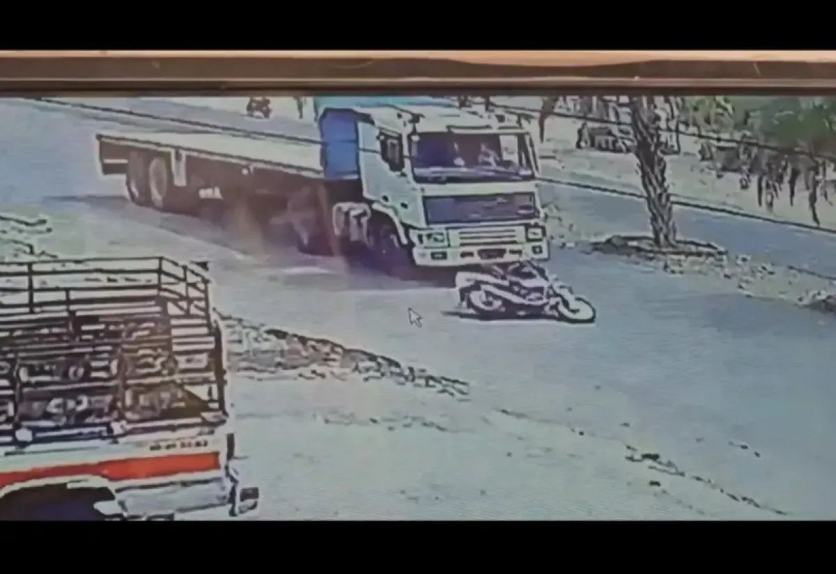 نجاة سائق دراجة نارية من الموت تحت شاحنة ضخمة في الحديدة  