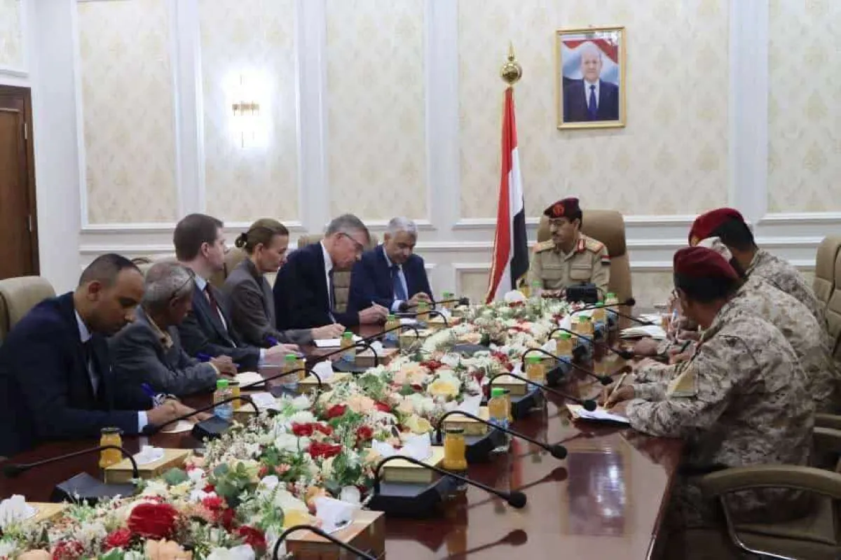 وزير الدفاع يناقش مع المستشار العسكري للمبعوث الأممي تطورات الاوضاع في اليمن