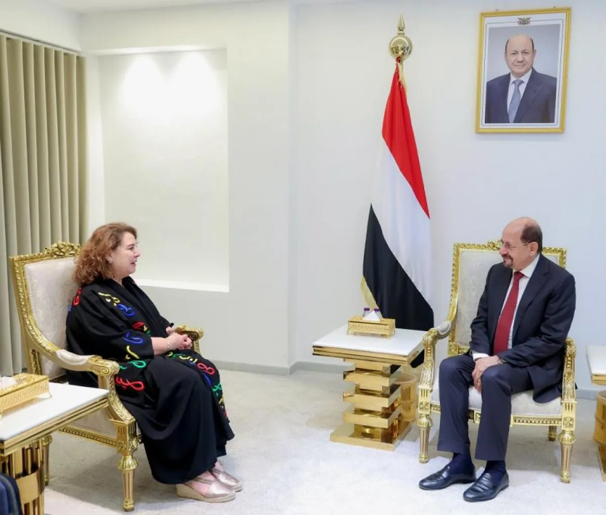 الزنداني يودع ممثلة برنامج الأمم المتحدة الإنمائي ويشيد بدور البرنامج في اليمن