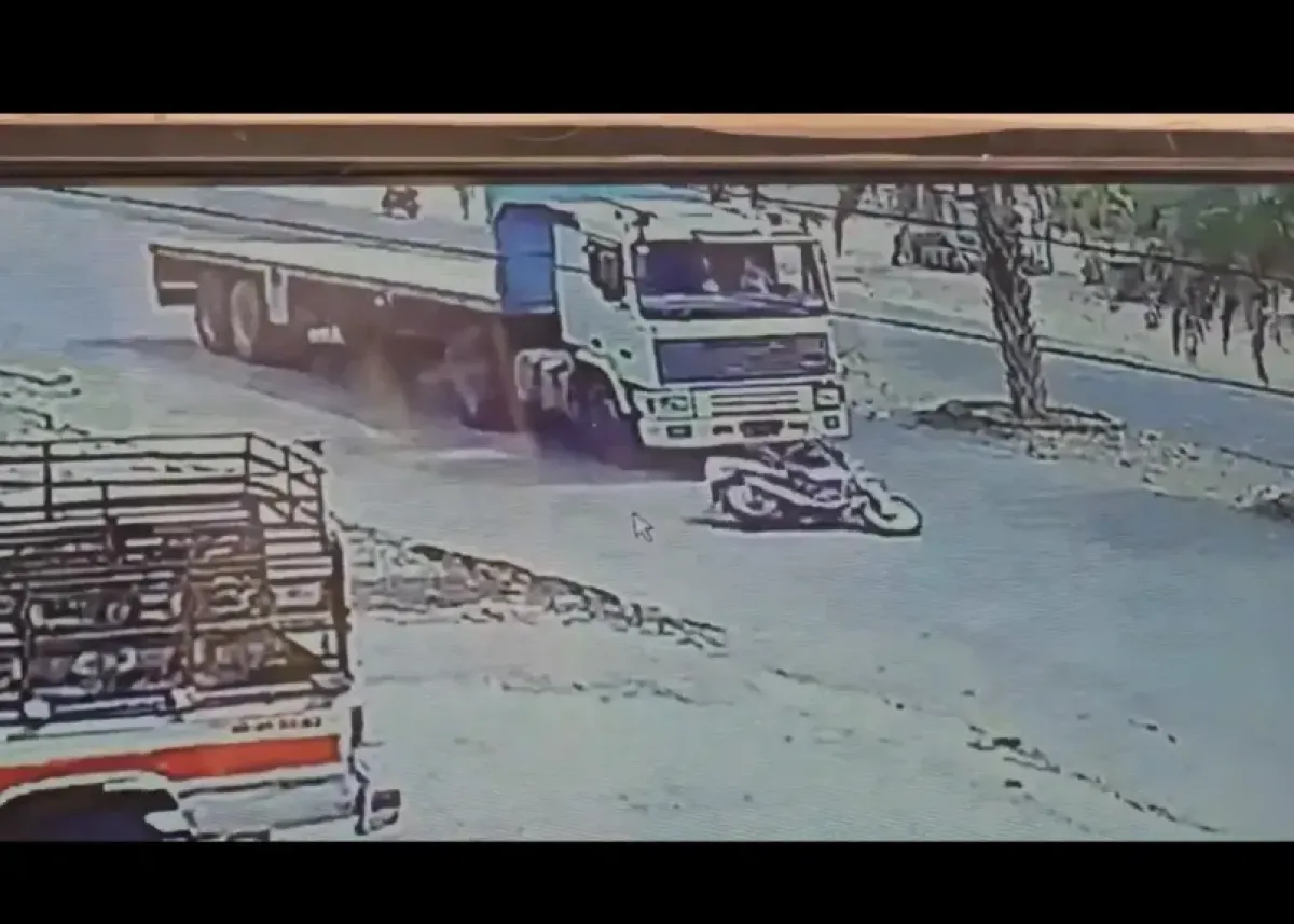 نجاة سائق دراجة نارية من حادث دهس مروع في الحديدة