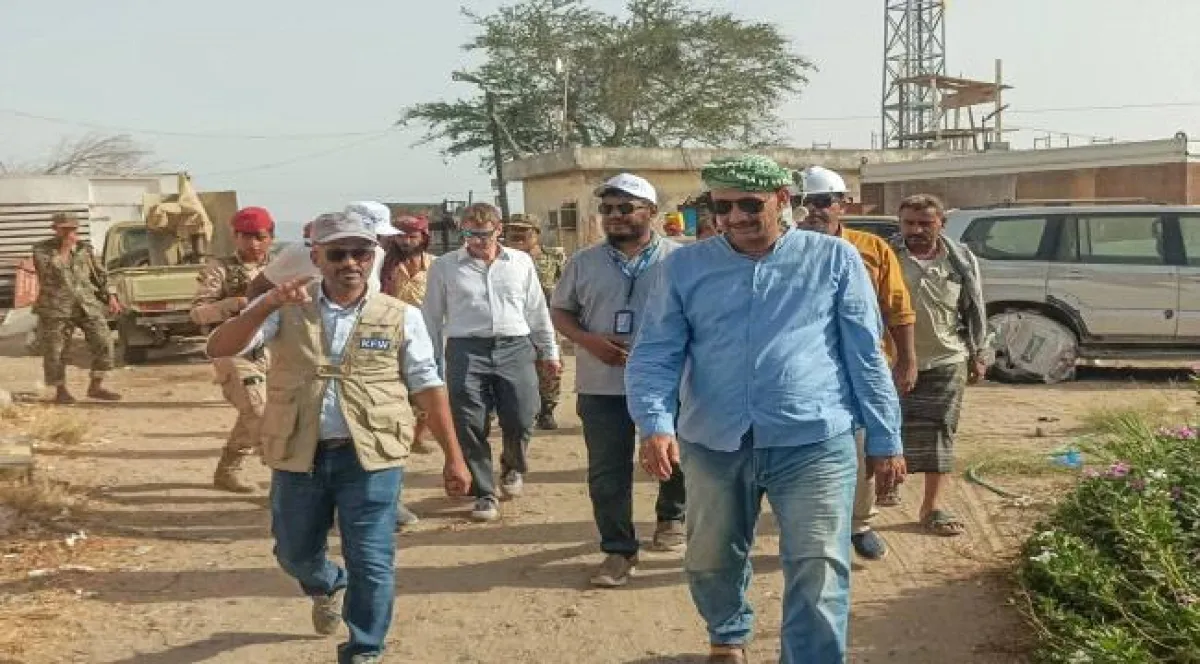 وفد ألماني يتفقد موقع مشروع انشاء محطة طاقة شمسية في حقل بئر أحمد