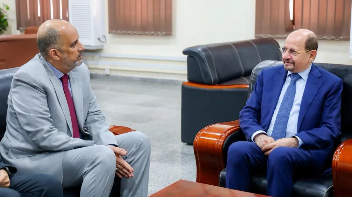 رئيس الوزراء وزير الخارجية يزور وزارة المالية ويجتمع بقيادتها لمتابعة تنفيذ القرارات المعيشية وضبط الإيرادات