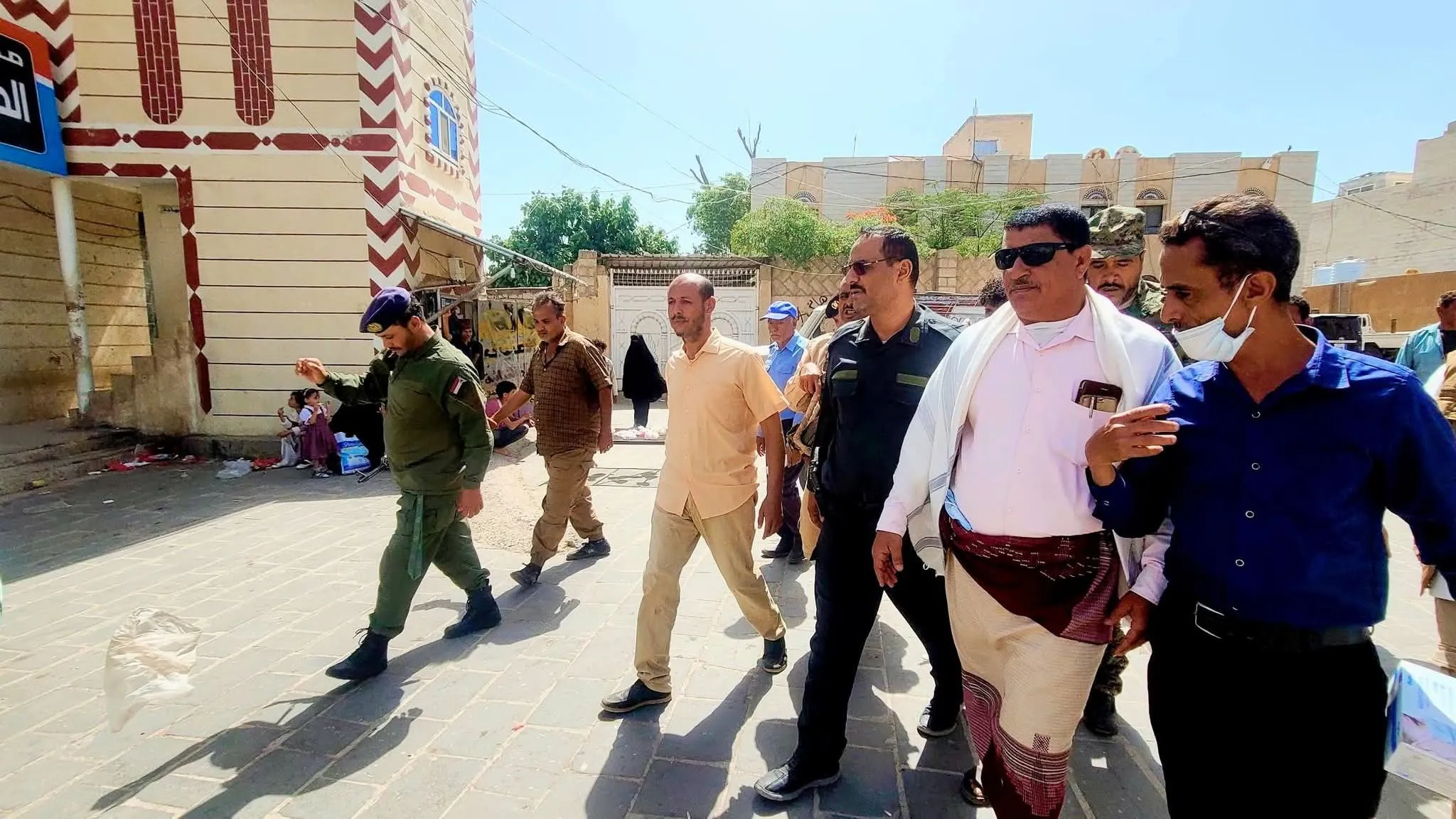 مدير عام شرطة الضالع يقود حملة ميدانية لتنظيم الأسواق ورفع العشوائيات وتحسين الحركة المرورية