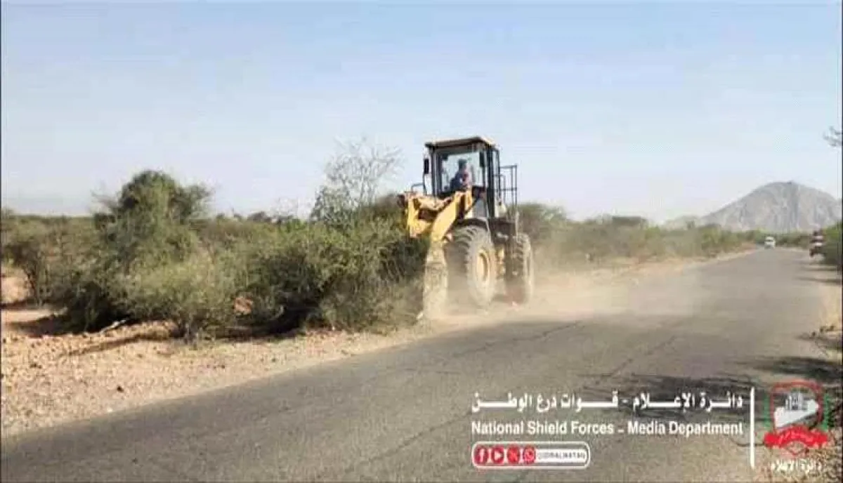 حملة لإزالة العوائق على طريق البيضاء – لودر لتعزيز السلامة
