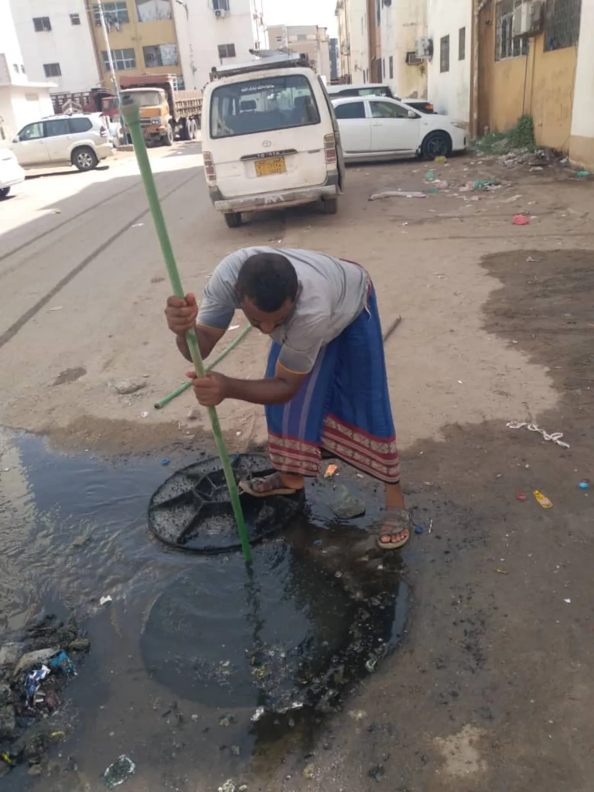 فرق الصرف الصحي تنفذ أعمال تصفية وفتح انسدادات في البريقة ودار سعد والمنصورة