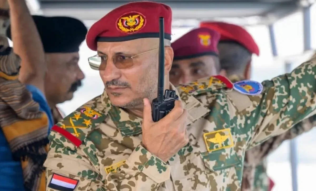 طارق صالح يرتدي الرتبة العسكرية لأول مرة