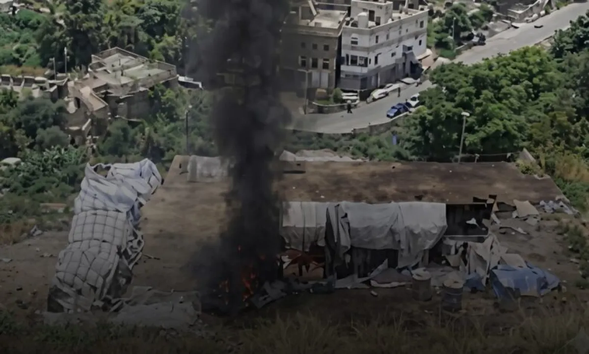 حريق داخل مدرسة تؤوي نازحين بإب يخلف خسائر مادية