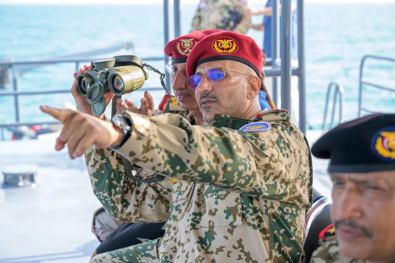 طارق صالح يشهد عرضا بحريا ويدخل زوارق جديدة الخدمة بمناسبة ذكرى مايو