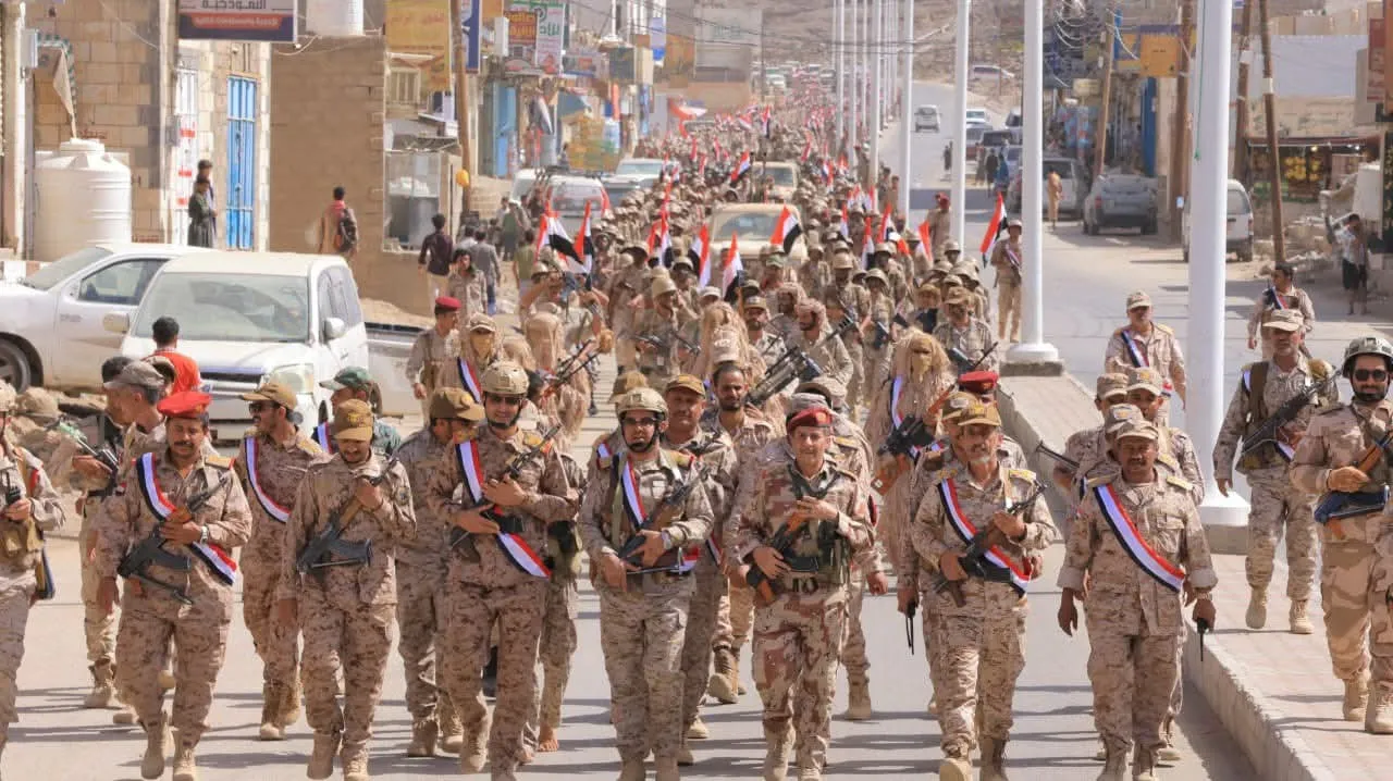 المنطقة العسكرية السادسة تنفذ مسيراً راجلاً لعدد من كتائبها تزامناً مع الاحتفالات بالعيد الوطني للوحدة اليمنية
