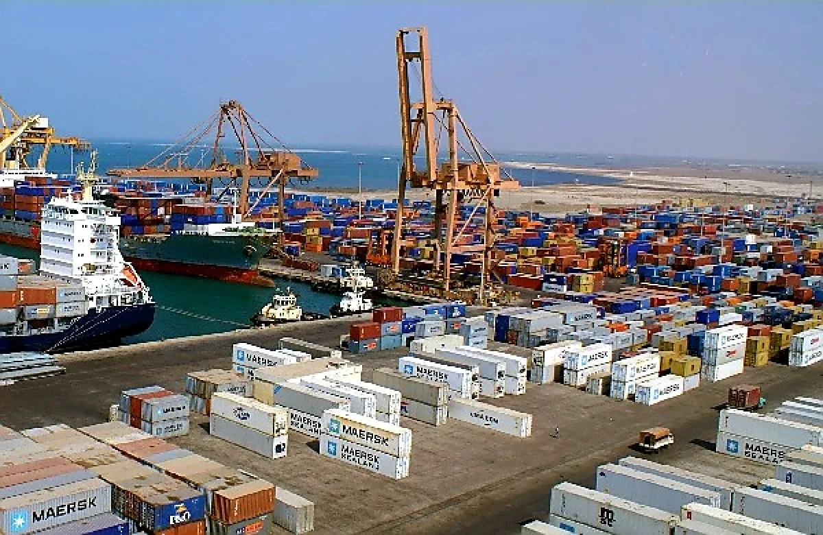 الجمارك اليمنية: تحرير سعر الدولار الجمركي يستهدف السلع الكمالية ويعزز إيرادات الدولة