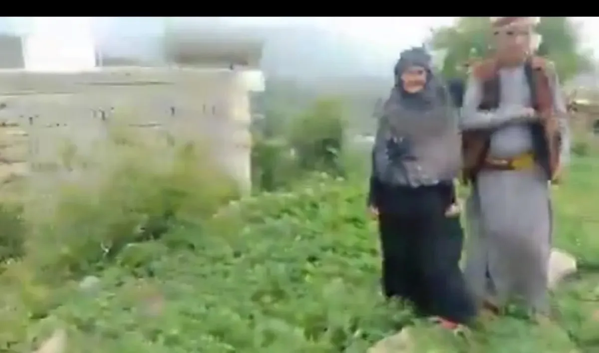 مسلح حوثي يهدم منزل مسنة في محافظة اب