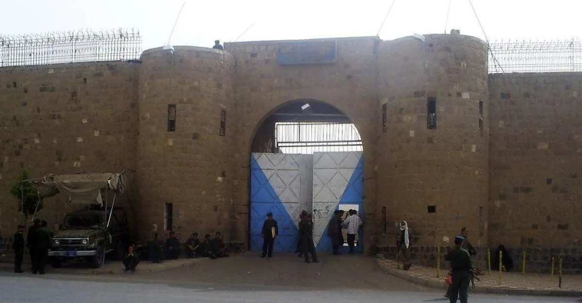 مليشيا الحوثي تفرغ سجونًا في الحديدة ومصادر توضح