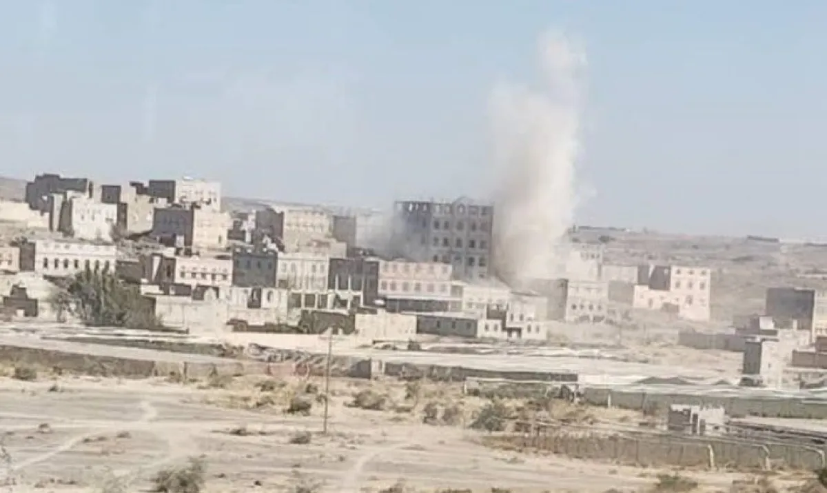 مليشيا الحوثي تفجّر وتحرق منزل ضابط مختطف في سجونها شمال صنعاء