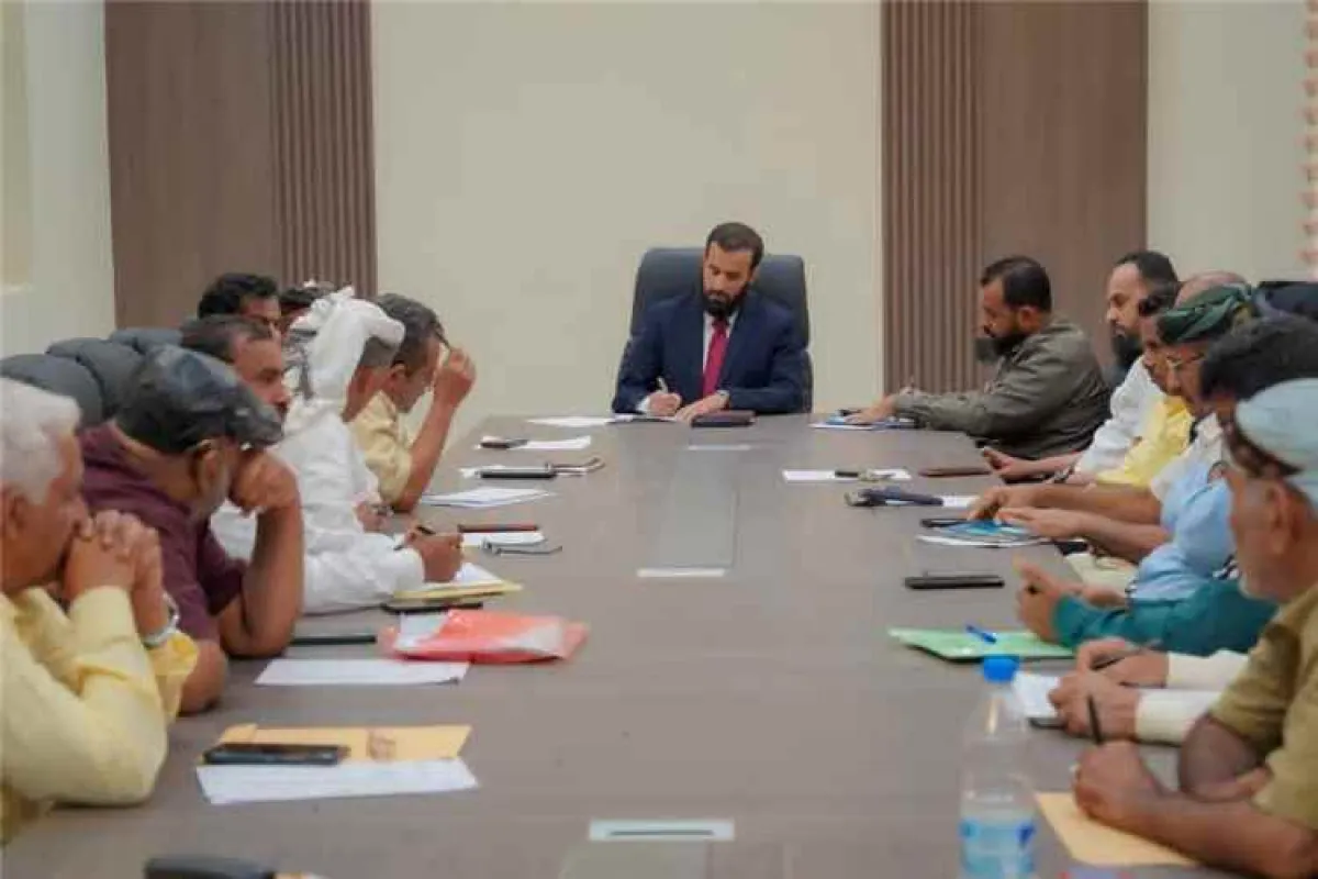 محافظ أبين يترأس اجتماعاً موسعاً لمديري عموم المديريات والمرافق الخدمية لتعزيز العمل المؤسسي