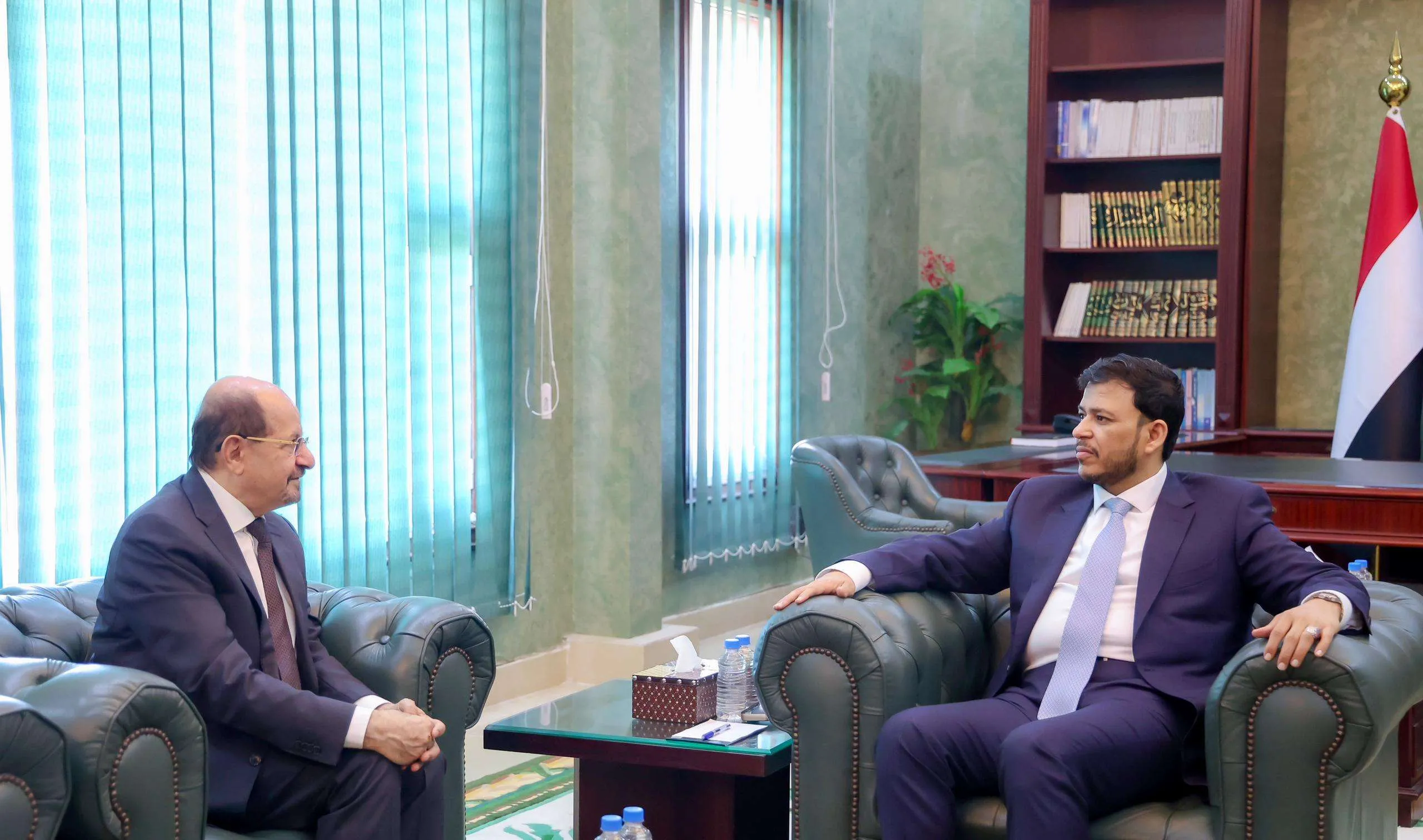 عاجل الدكتور عبدالله العليمي يلتقي رئيس مجلس الوزراء ويشيد بجهود الحكومة في مسار الإصلاحات الاقتصادية والإدارية