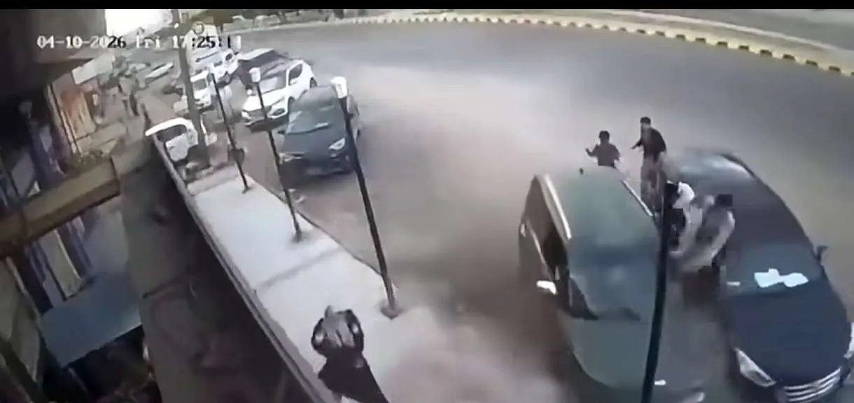 سيارة تطير بشاب فوق مركبة أخرى وصديقه يقفز لإنقاذه في بيت بوس 