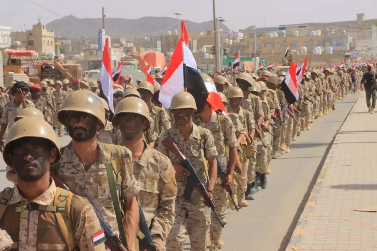المنطقة العسكرية السادسة تنفذ مسيراً راجلاً في مأرب بالتزامن مع العيد الوطني للوحدة