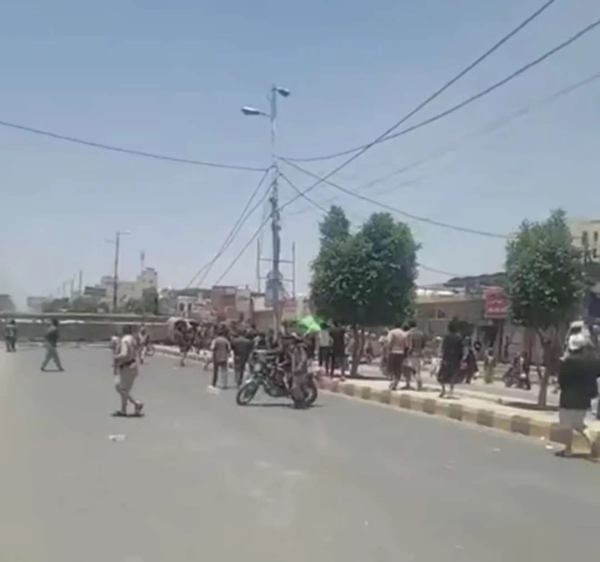 انهيار جسر مشاة بصنعاء تحت قوة الرياح… والمرور يعلن إغلاق الطريق الحيوي