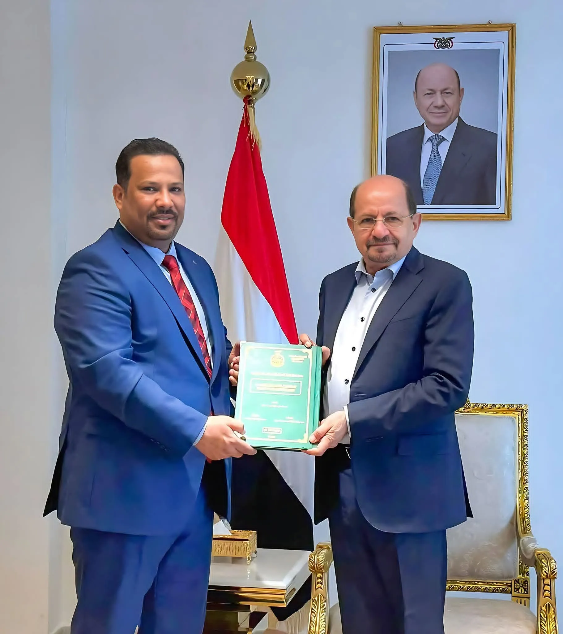 رئيس الوزراء يتسلّم رسالة بحثية لمدير عام المؤسسة الاقتصادية حول تعزيز الشراكة الاقتصادية