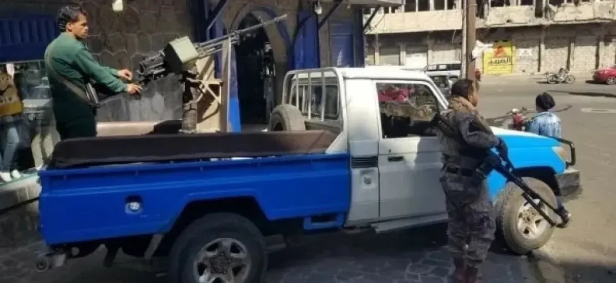 الأجهزة الأمنية تلقي القبض على رجل متنكّر بعباءة نسائية داخل مدينة يمنية