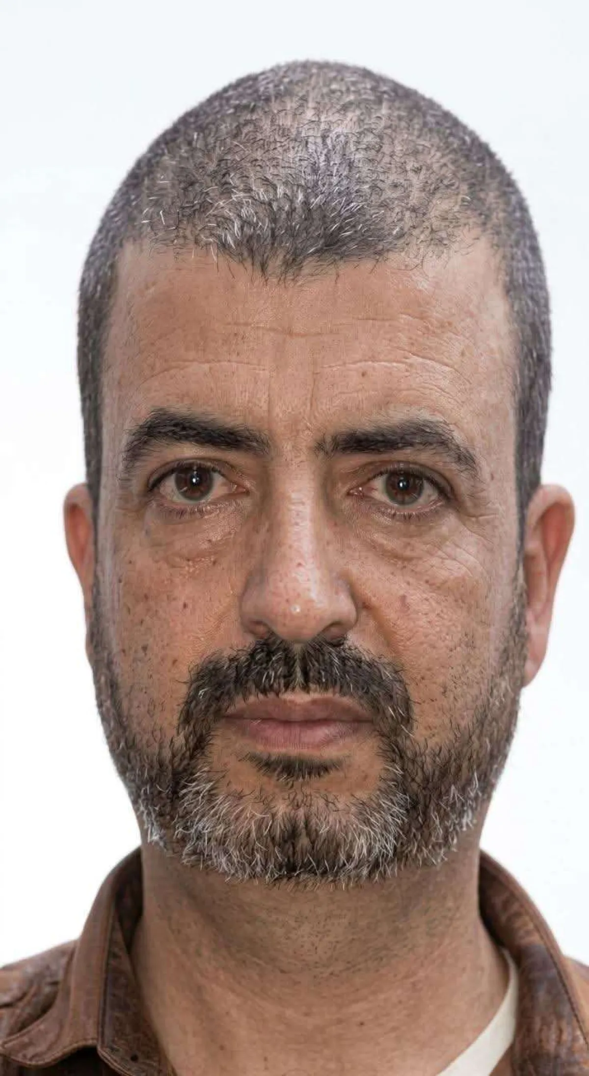 تساؤلات قانونية يثيرها الصحفي عبدالرحمن أنيس بشأن إفراج شرطة الممدارة عن مغتصب الطفل بعدن