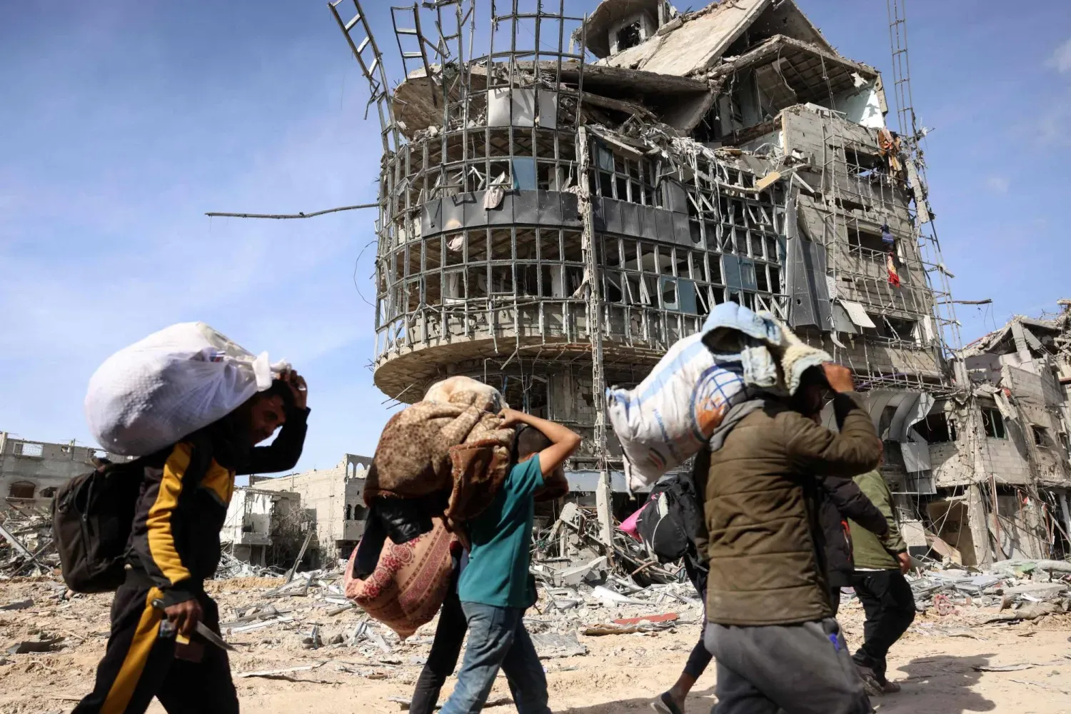 المركز الأمريكي للعدالة: أكثر من 120 يمنياً محاصرون في غزة تحت القصف وانعدام مقومات الحياة