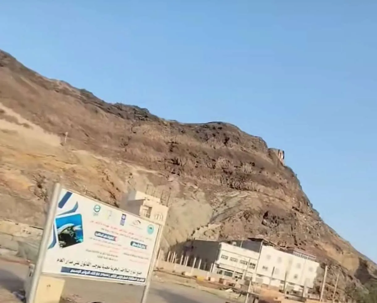 غضب في صيرة بعد اقتحام متنفس “البمبا” وتكسير أكشاك الصيادين تمهيداً للبسط عليه