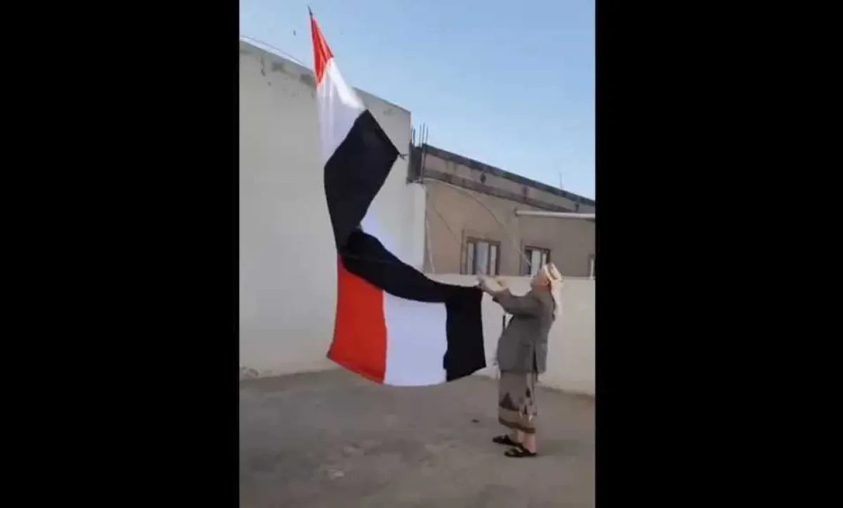 رغم الحصار الحوثي.. الشيخ الأحمر يحتفي بالوحدة اليمنية برفع العلم الوطني على سطح منزله في صنعاء- [فيديو]