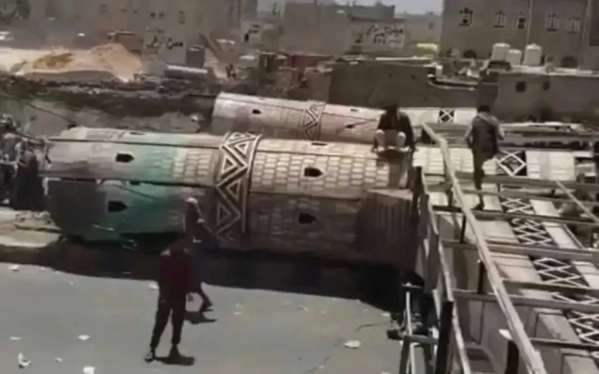 مصرع مواطن إثر سقوط مجسم تذكاري جنوبي صنعاء - [فيديو]