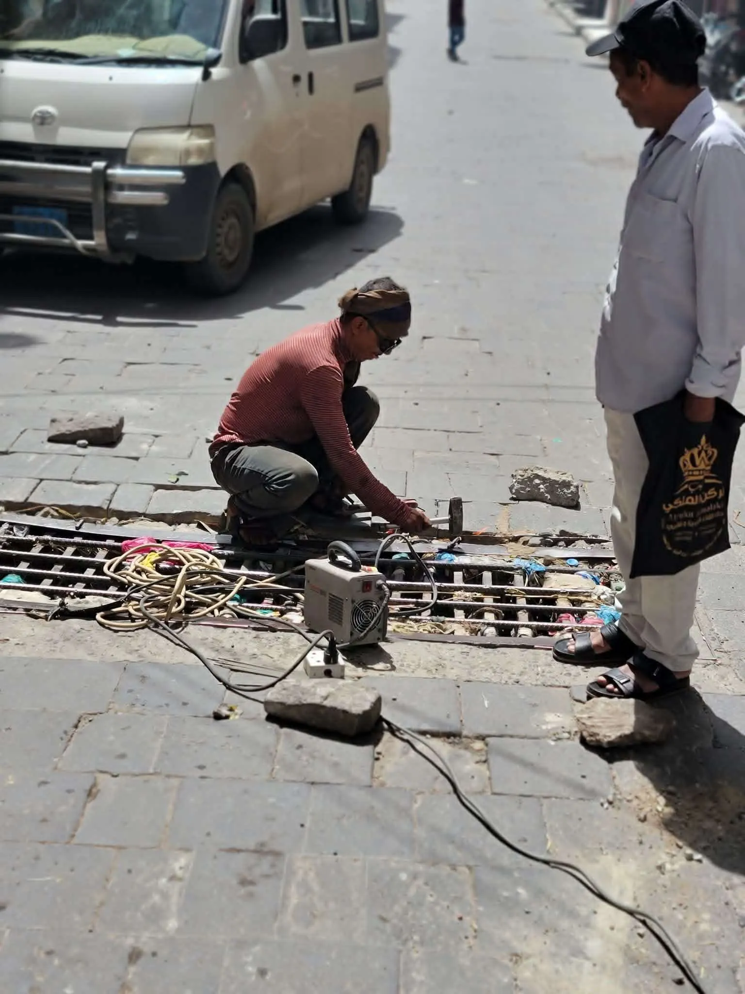 جهود واسعة في مديرية القاهرة بتعز لمتابعة أغطية المناهل قبل العيد