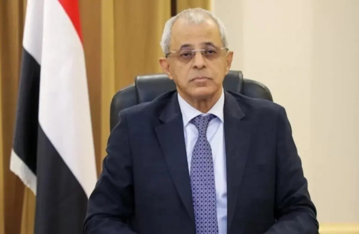 بينما يُلاحق عيدروس بتهمة ''الخيانة العظمى''..  مسؤول كبير في الحكومة يتحدث عن طبيعة الخلاف والعلاقة القائمة بين اليمن والإمارات