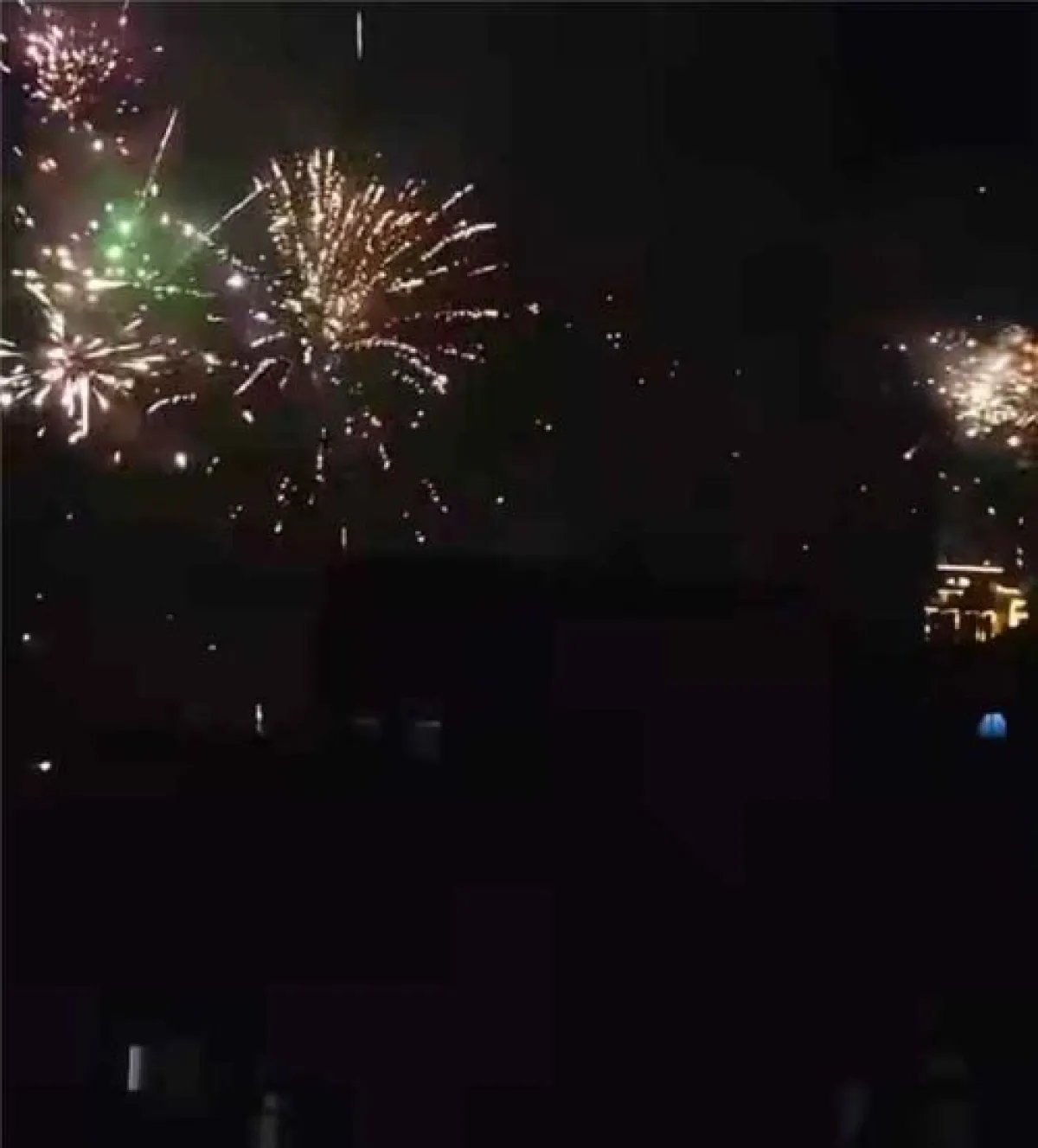 ألعاب نارية تُضيء سماء المكلا ابتهاجاً بذكرى الوحدة اليمنية
