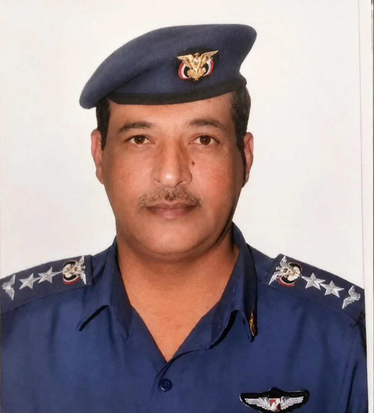 مدير تربية يافع رُصُد يعزّي في وفاة العميد الركن طيار عبدالباسط العامري ويشيد بمناقبه الوطنية