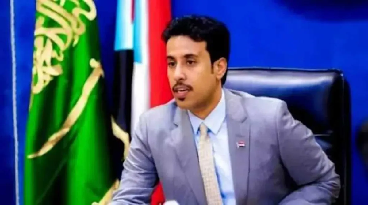 صحفي: مسؤول بارز بالشرعية ”يتقوّل على السعودية” ويكرر ”محاولات عيدروس الزبيدي” جنوب اليمن