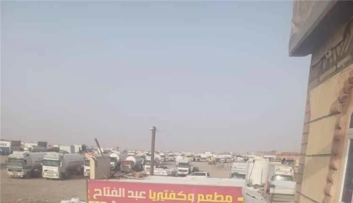قطاع قبلي في الرويك يوقف حركة شاحنات الوقود والغاز إلى المحافظات