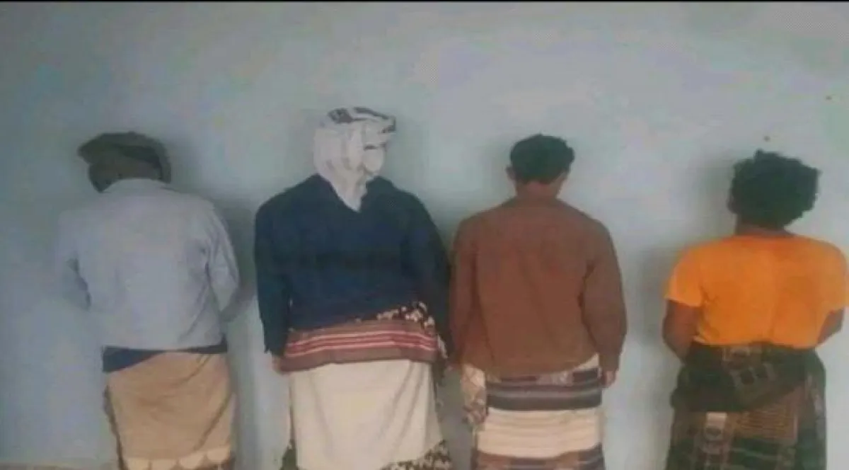 في إنجاز أمني جديد.. أمن خنفر يضبط أربعة متهمين بقضايا تقطع وابتزاز بطريق الحرور
